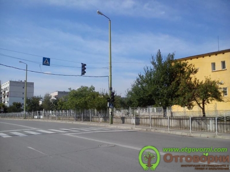 Към 10:50 часа на 22.08.2014 година светофарът на бул „Могильов“ в град Габрово, близо до ОУ „Св. св. Кирил и Методий“ все още не работи. Снимка: otgovorni.com